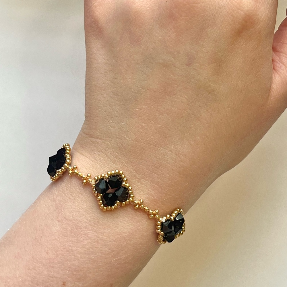 Clover Bracelet in Black and Gold Elegant Beaded Design